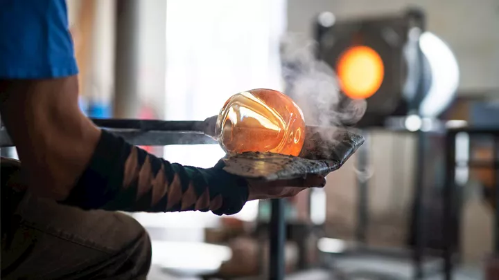 glass-blower-corning-museum-glass-usa-north-travel