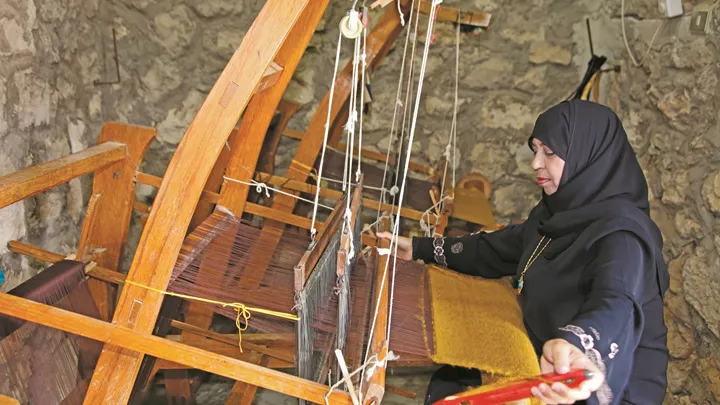 weaving-woman-jerash-jordan-north-travel