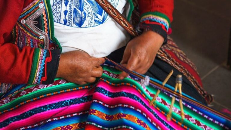 signature-peru-woman-weaving-textile__focusfillwyiwljawiiwimc4wmcismtkymcwxmdgwxq