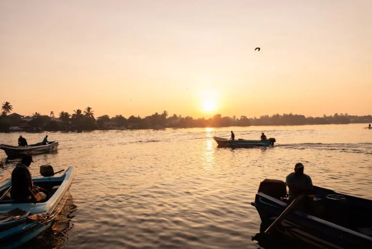 intrepid-travel-sri-lanka-dambulla-negombo-fish-market-river-fishermen-boats-sunrise-2