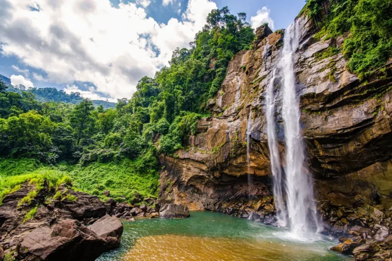 intrepid-travel-sri-lanka-hatton-aberdeen-waterfall-lookout-shutterstock-2686854371-2