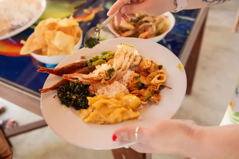 intrepid-travel-sri-lanka-mirissa-cooking-demonstration-serving-food-crab-2