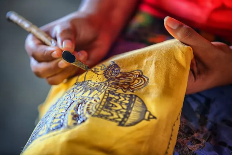 intrepid-travel-sri-lanka-batik-fabric-painting-local-shutterstock-707091913