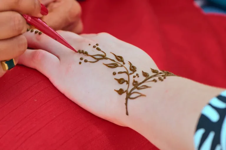 intrepid-travel-sri-lanka-henna-hand-painting-shutterstock-2737155373-2