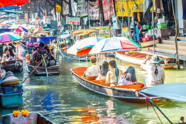 intrepid-travel-thailand-bangkok-damnoen-saduak-floating-market-travellers-boat-1420363205