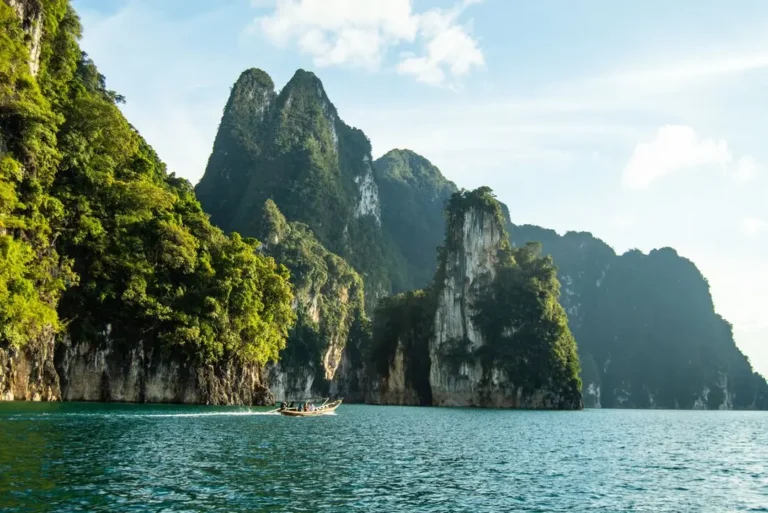 intrepid-travel-thailand-khao-sok-np-lake-mountains-limestone-boat-day-shutterstock_2390273609
