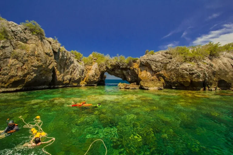 intrepid-travel-thailand-koh-talu-travellers-snorkeling-shutterstock-578898814