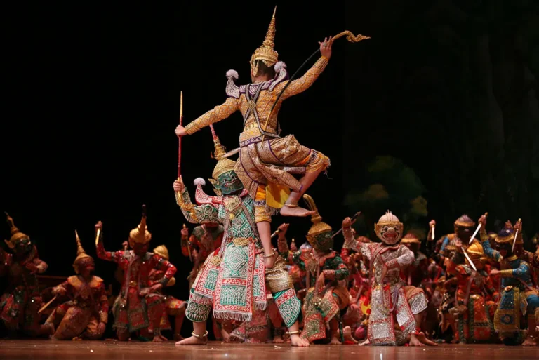 intrepid-travel-thailand-theatre-khon-battle-performance-shutterstock_547296454