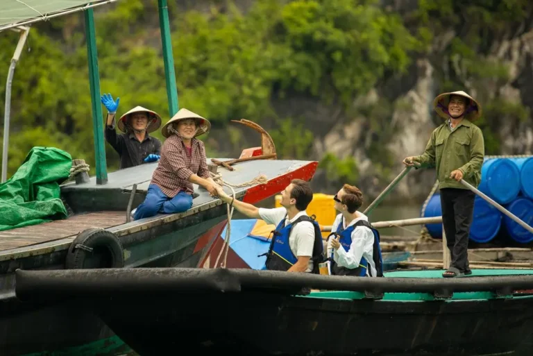 intrepid-travel-vietnam-accom-au-co-cruise-cua-van-floating-village-07